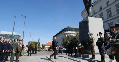 Prezydent złożył wieńce przed pomnikami na Placu Piłsudskiego